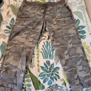 Sonoma Drawstring Camo Print Capris Size 18